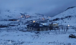 Yükseklerde Kartpostal Gibi Görüntü: Alanya’ya Sezonun İlk Karı Geldi