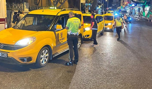 Alanya’daki taksicilere trafik denetlemesi