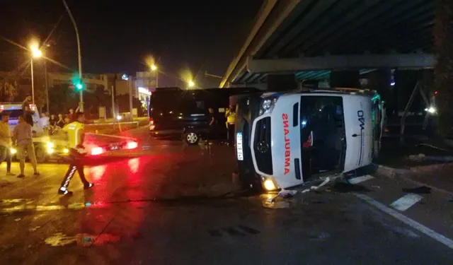 Tur Minibüsü ve Ambulans Çarpıştı! Ambulans Şoförü Araca Sıkıştı