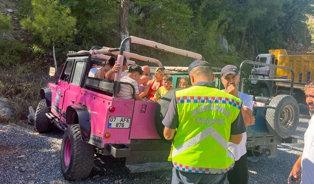 Alanya’da Tehlike Saçan Safari Aracını Jandarma Affetmedi