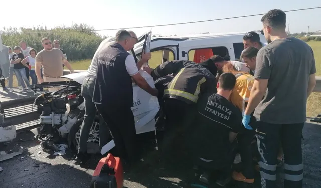 Manavgat’ta Tur Minibüsüne Çarpan Sürücü Arabaya Sıkıştı