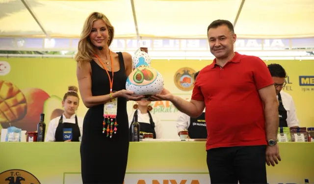 Tropikal Meyve Festivali’nin Son Gününde Çağla Şikel’e Büyük İlgi