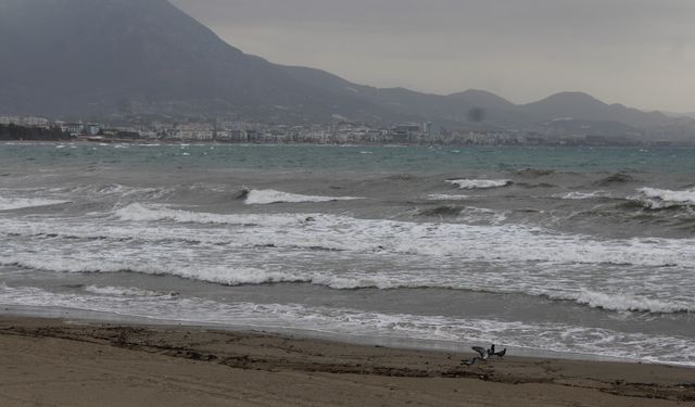 Alanya Sahilinde Şiddetli Rüzgar Denizde Dalgalar Oluşturdu