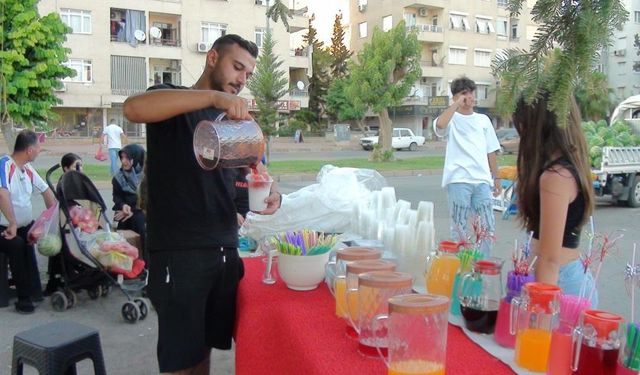 Antalya'nın 2 Bin 300 Rakımından Getiriyorlar! Bardaklarla Satıp Sıcaktan Bunalanları Serinletiyorlar