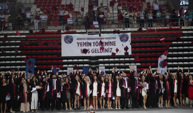 Akdeniz Üniversitesi’nin Mezun Olan Genç Doktorları Yeminlerini Ettiler