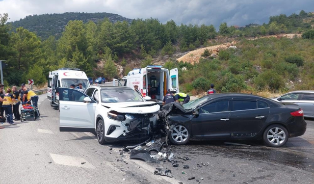 Antalya’da 2 Araç Kafa Kafaya Girdi! 7 Yaralı