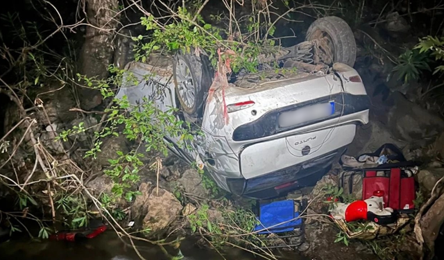 Alanya’da Hakimiyeti Kaybeden Sürücü Uçuruma Yuvarlandı! 4 Yaralı