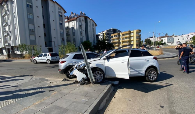 Antalya’da İki Otomobilin Çarpıştığı Kazada 1,5 Yaşındaki Bebek Yaralandı