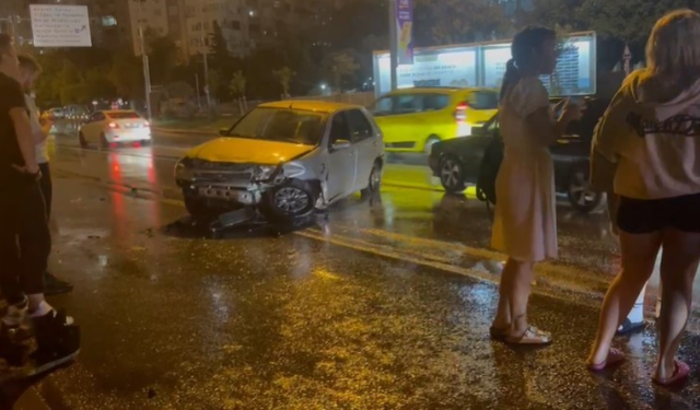 Antalya’da Yağmur Kazaları Beraberinde Getirdi! Hurdaya Dönen Otomobilde Burunları Bile Kanamadı