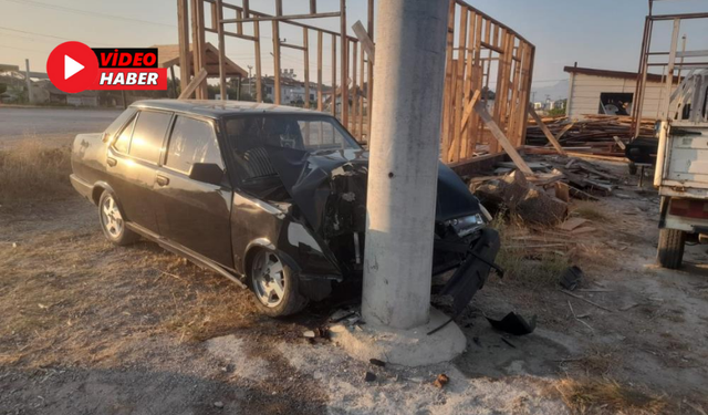 Manavgat’ta Otomobil Direğe Çarptı! Kaza Güvenlik Kamerasına Yansıdı