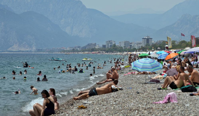 Antalya’da Nem Oranı Sıcaklığın Üç Katına Yaklaştı! Sahiller Hafta İçinde De Doldu Taştı