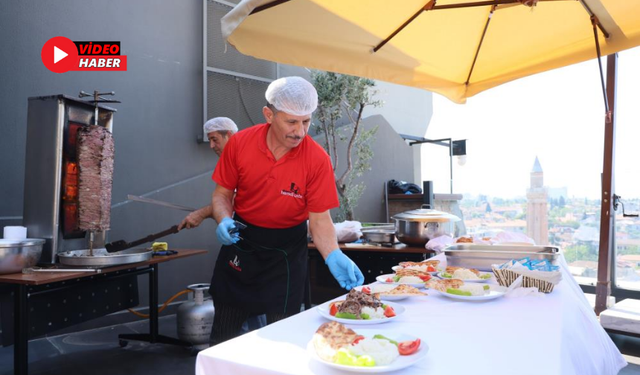 Antalya’da Et Fiyatları Üzerine İddiaya Girdi! İddiayı Kaybedince Meclis Önünde Et Döner Dağıttı