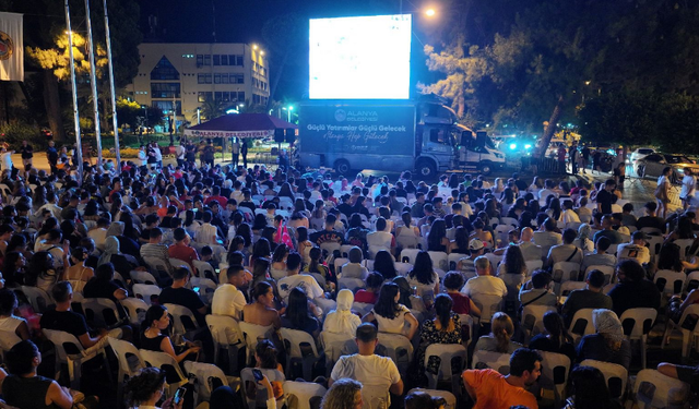 Alanya'da Yarı Final Heyecanı Dev Ekranda Yaşandı