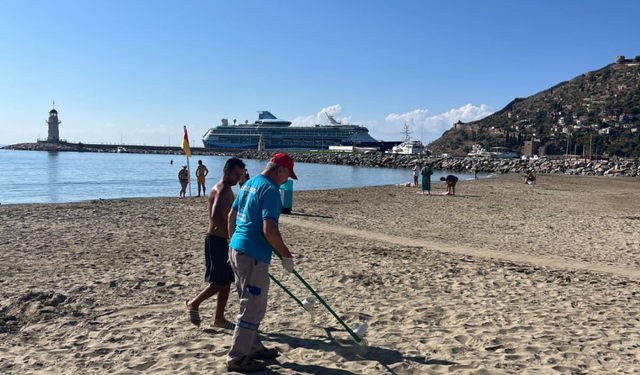 Alanya'da Deniz Çöpleriyle Mücadele! Galip Dere Plajı Temizlendi