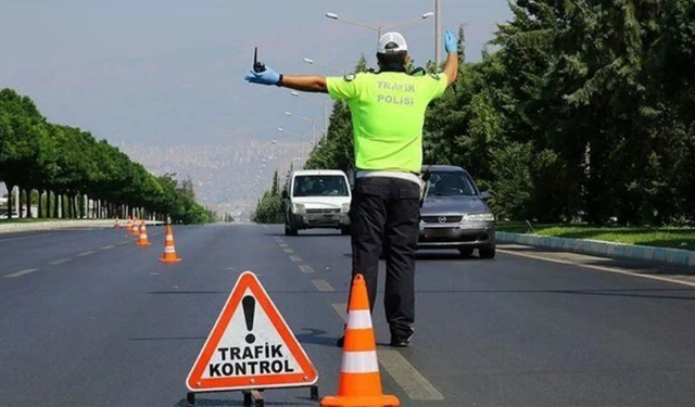 Alanya'da Trafik Kontrolünde Gerilim! Sürücü Polisleri Ölümle Tehdit Etti!