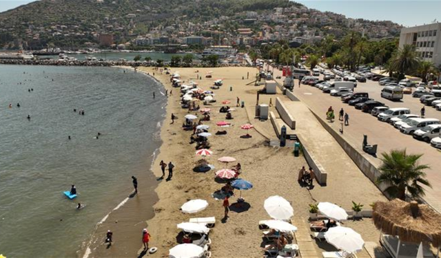 Alanya’da Halk Plajlarına Yeni Ücret Düzenlemesi! Şezlong Ve Şemsiye Kullanım Ücretlerine Zam