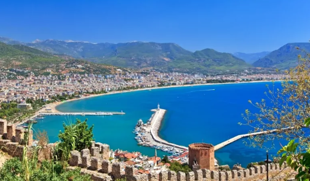 ALTİD’de Başkanlık Yarışı Kızışıyor: 3 Güçlü Aday Turizmin Geleceği İçin Sahnede