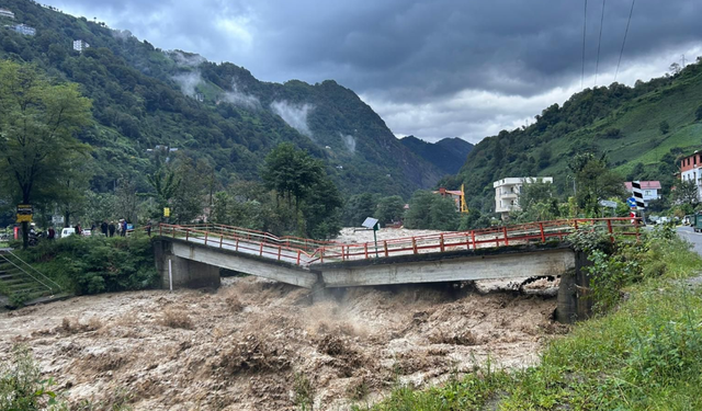 Rize’de Felaket Yaşanıyor: Ayder Yolu Kapandı, Köprüler Çöktü
