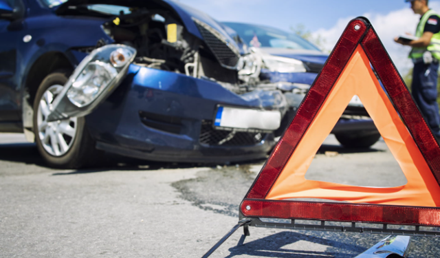 Alanya'nın Elikesik Mahallesi'nde 2 Otomobil Çarpıştı