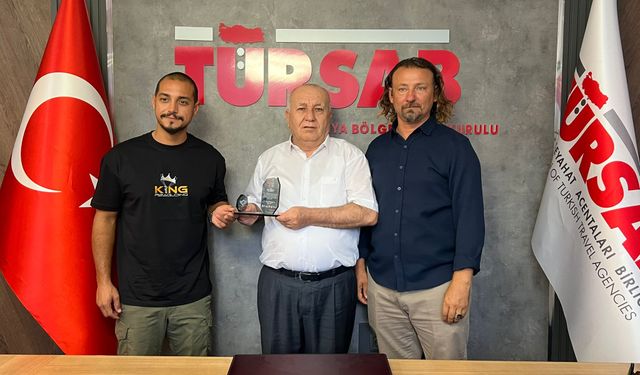 Yamaç Paraşütçülerinden TÜRSAB Başkanı'na Teşekkür Plaketi