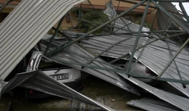 Alanya'da Gece Yarısı Tehlike: İnşaattan Kopan Saclar Etrafa Saçıldı