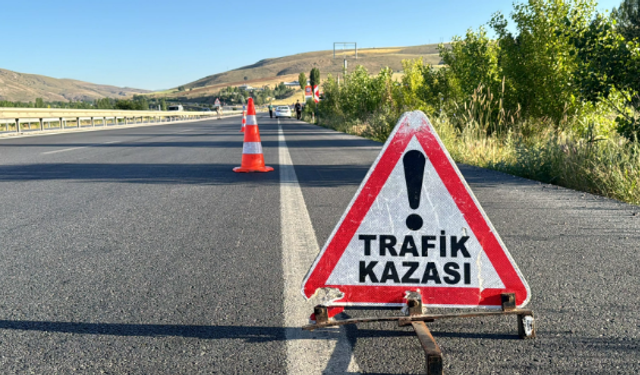 Manavgat Kavşakta Kaza: Yaralı Motosiklet Sürücüsü Hastaneye Kaldırıldı