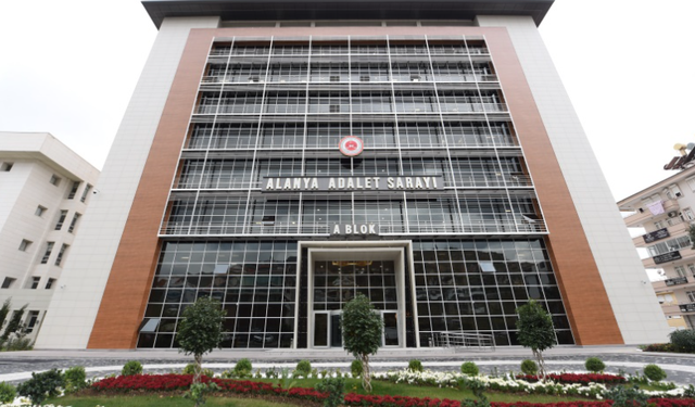 Alanya'da Sokak Ortasında Eşini Bıçaklayan Adam Tutuklandı