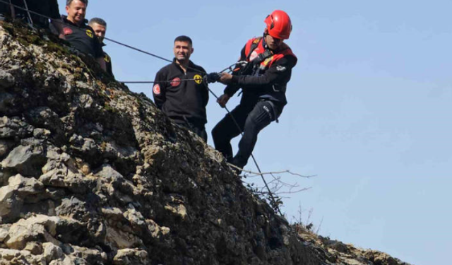 Korkuteli’de Mahsur Kalan Keçi Nefes Kesen Operasyonla Kurtarıldı