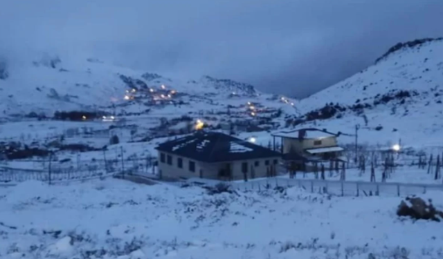 Yükseklerde Kartpostal Gibi Görüntü: Alanya’ya Sezonun İlk Karı Geldi