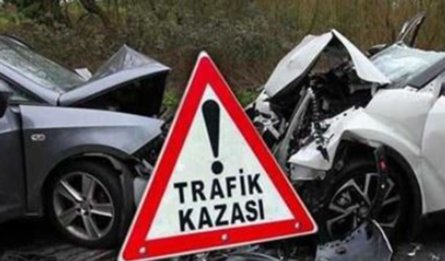 Alanya Adliyesi Karşısında 2 Otomobil Çarpıştı