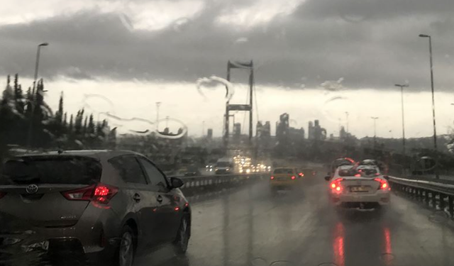 Alanya'da Sağanak Yağış Trafiği Felç Etti