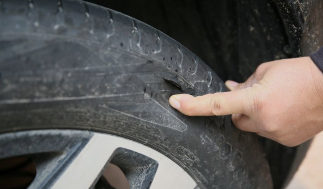 Gece Yarısı Sokak Sokak Dehşet: Alanya'da 20 Aracın Lastiği Bıçaklandı