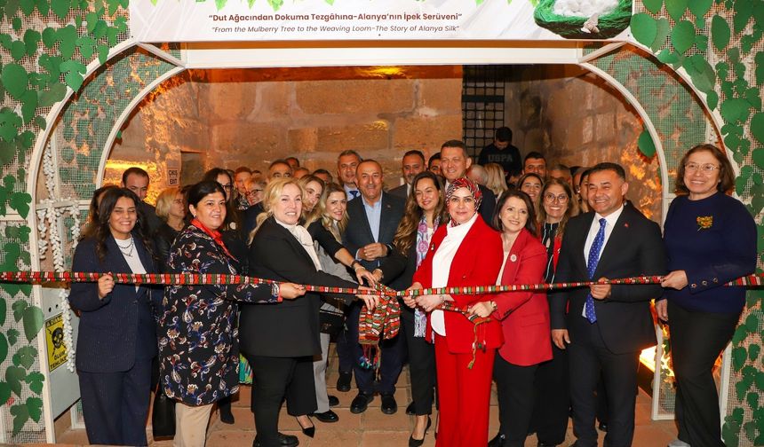 Alanya’nın İpek Serüveni Sergisi, Tarihi Kızılkule’de Açıldı