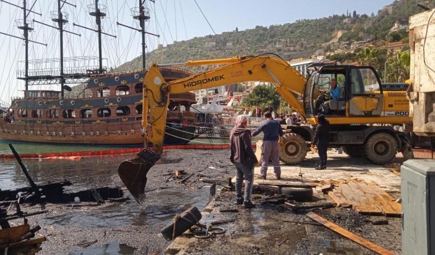 Alanya’da Yanan Teknenin Parçaları Yüzeye Çıkartıldı