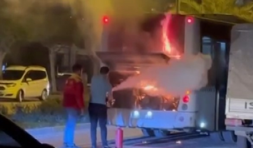 Alanya’da Korkutan Otobüs Yangını! Halk Otobüsü Alev Aldı