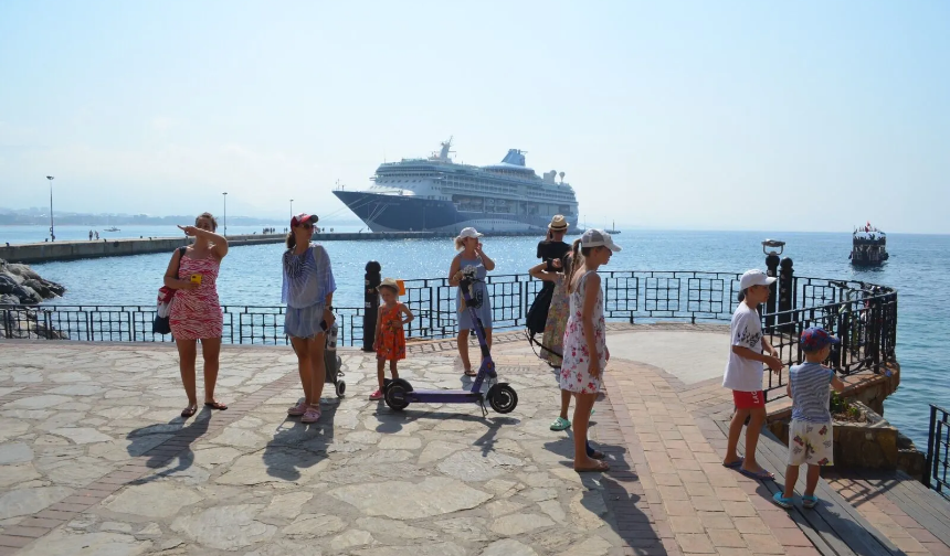 Kruvaziyer Gemisi Alanya Turizmine Katkı Sağlıyor! İngiliz Turistler Alanya’ya Akın Etti