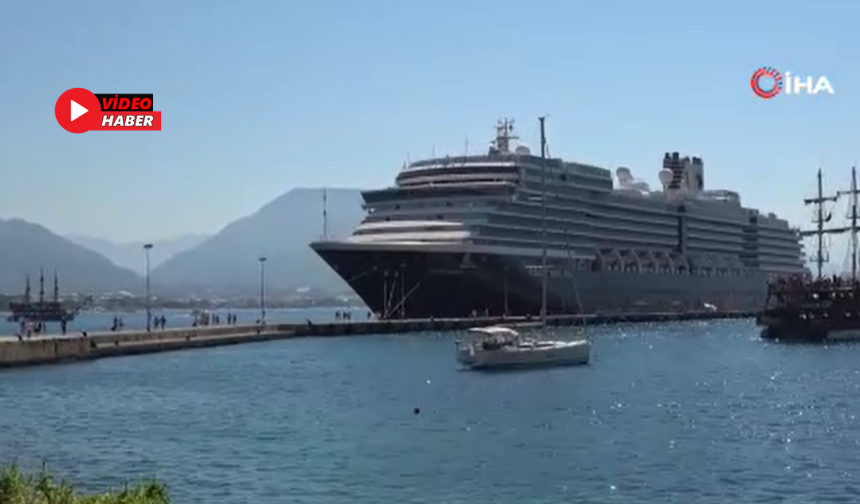 Alanya’da Turistler Denizden Geliyor! Hollanda Bayraklı Gemi Alanya’ya Demirledi