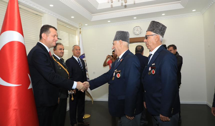 Alanya'da Cumhuriyet Bayramı Coşkusu Tebrik Töreni İle Başladı