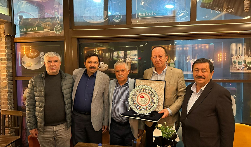 Emekli Olan Hal Müdürü Parlayüksel Plaket ile Mesleğine Veda Etti