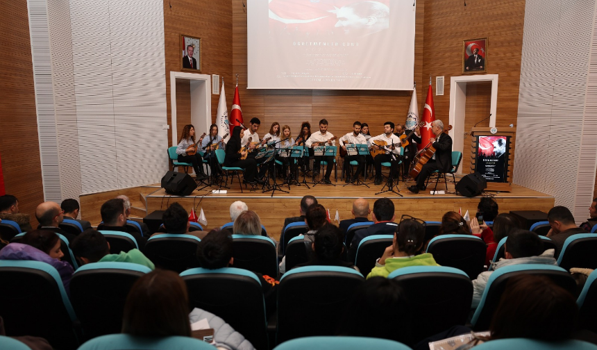 ALKÜ’de Müzik Rüzgarı! Öğretmenler Günü Konserle Kutlandı