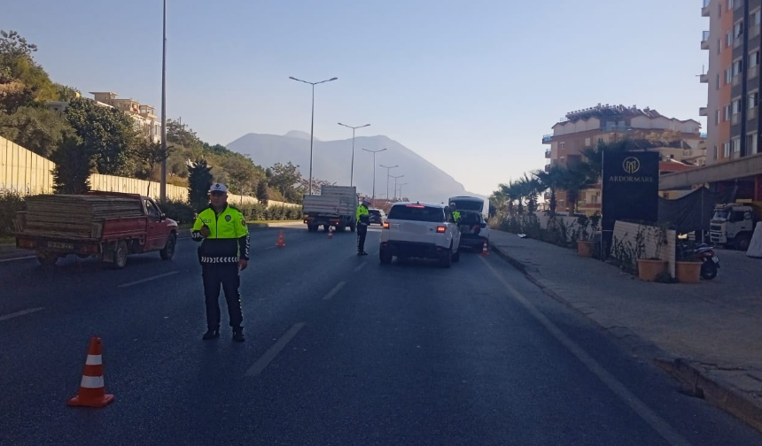 Alanya'da Radarlı Trafik Denetimi! 94 Araca Hız Sınırı İhlalinden Ceza Yağdı