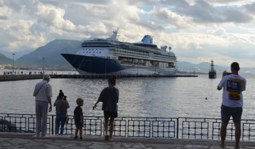 Alanya Esnafı Memnun: İngiliz Kruvaziyer Turistlerle Sokaklar Canlandı
