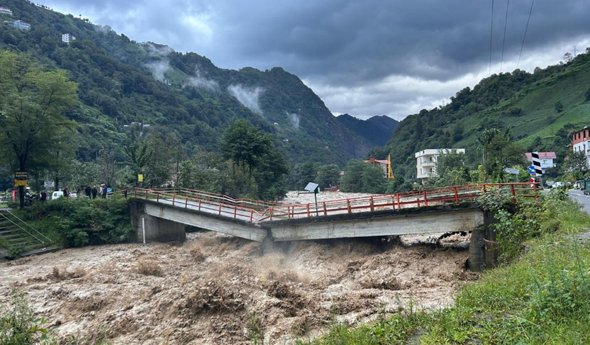 Rize’de Felaket Yaşanıyor: Ayder Yolu Kapandı, Köprüler Çöktü