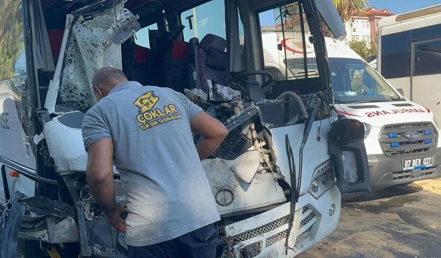 Turizm Cenneti Alanya'da Feci Kaza: Tur Otübüsü ve Halk Otobüsü Çarpıştı!