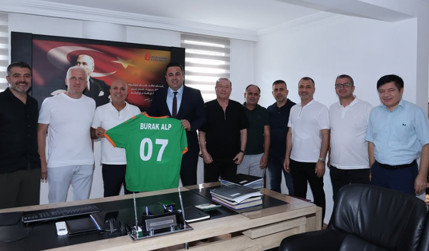Alanyaspor’dan Gönülleri Fetheden Adımlar: Çocuklara Şenlik, Müdüre Forma Hediyesi