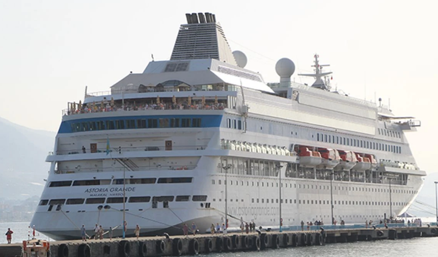 Palau Bayraklı Lüks Kruvaziyer Alanya'ya Demir Attı