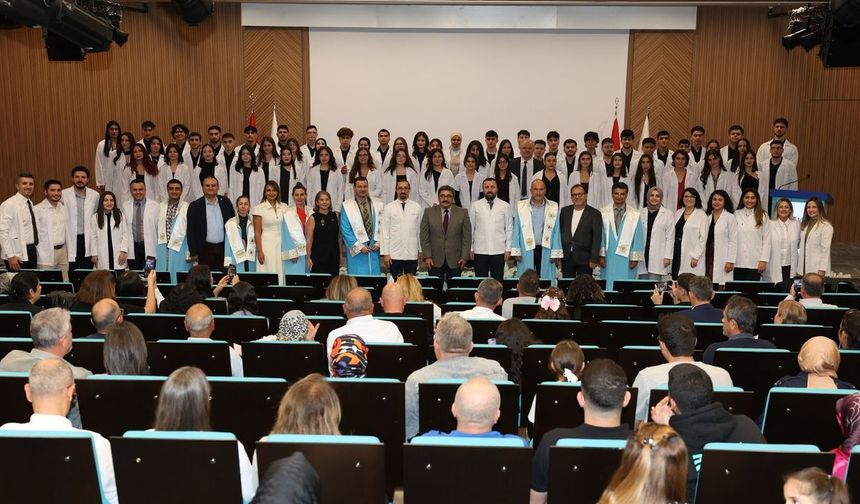 ALKÜ'lü Diş Hekimliği Öğrencileri Beyaz Önlüklerini Giydi