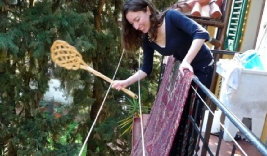 Balkondan Halı Silkeleyene Hapis Cezası