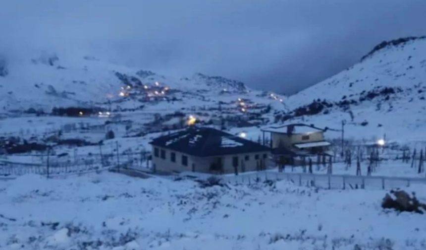 Yükseklerde Kartpostal Gibi Görüntü: Alanya’ya Sezonun İlk Karı Geldi