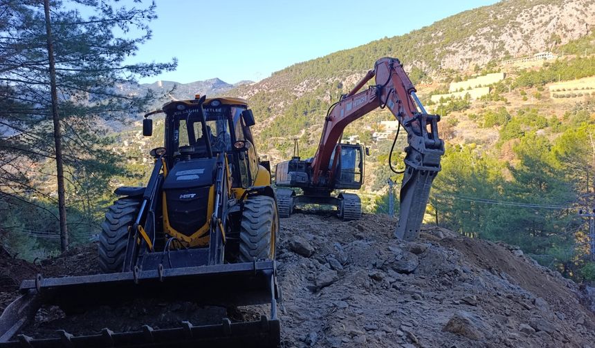 Tehlikeli Virajda Çalışma: Akçatı Yolu Geçici Olarak Kapalı